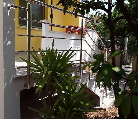 Lara Apartmán *